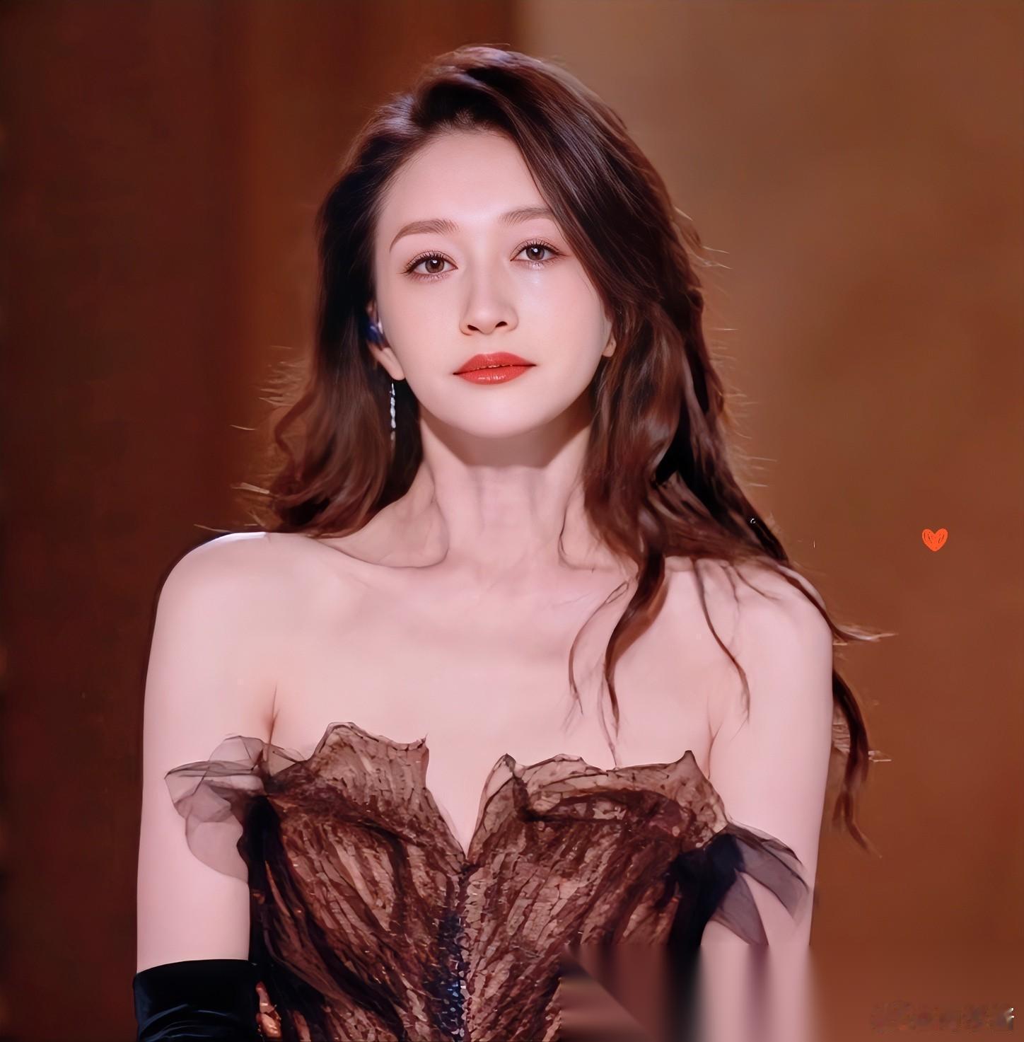 我现在严重怀疑， 李小冉她老公后悔让她上浪姐了。 昨晚看到李小冉下班哭的照片，心