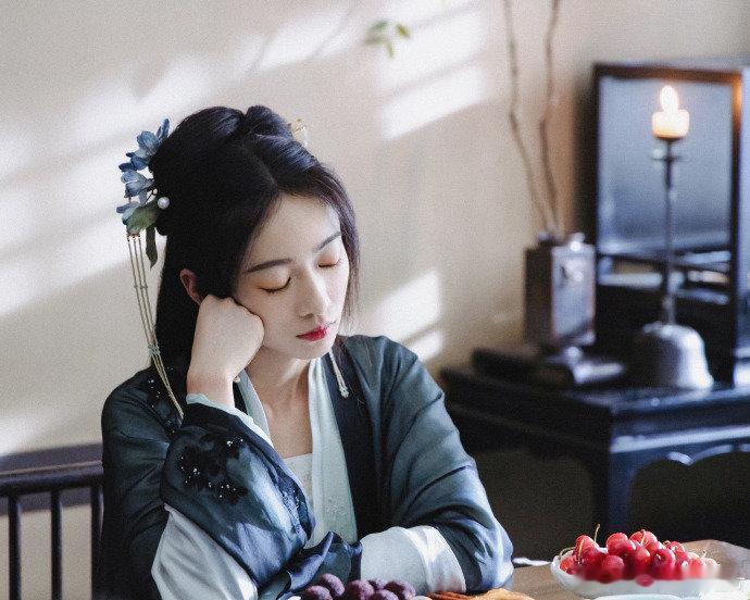 #吴谨言墨色纱裙# 薄薄一片的吴姐，美得很！阿狸~阿狸~看看我~我也愿意当你的棋