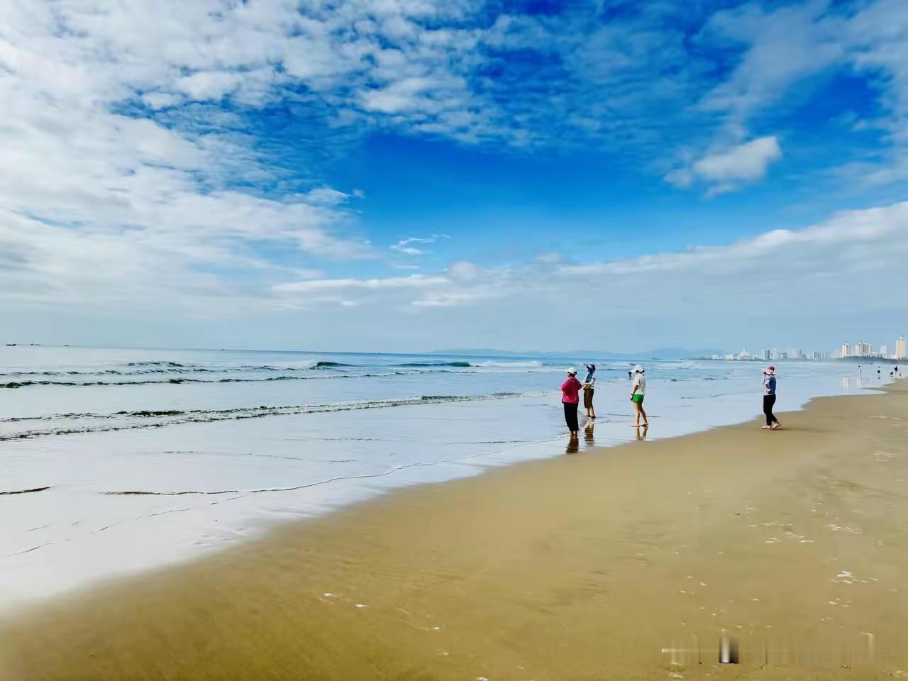 去了海南陵水清水湾，
那浪漫的时光至今难忘。
日落时分，天空是金红与橙黄交织的渐