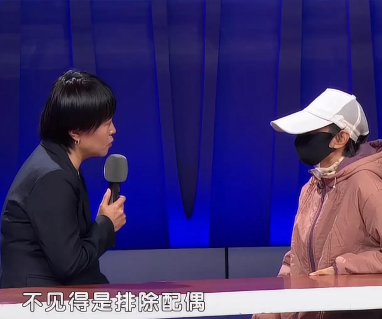 一个调解栏目。一对七十多岁老夫妻要离婚，老太太要老头搬出去，原因是他们居住的房子