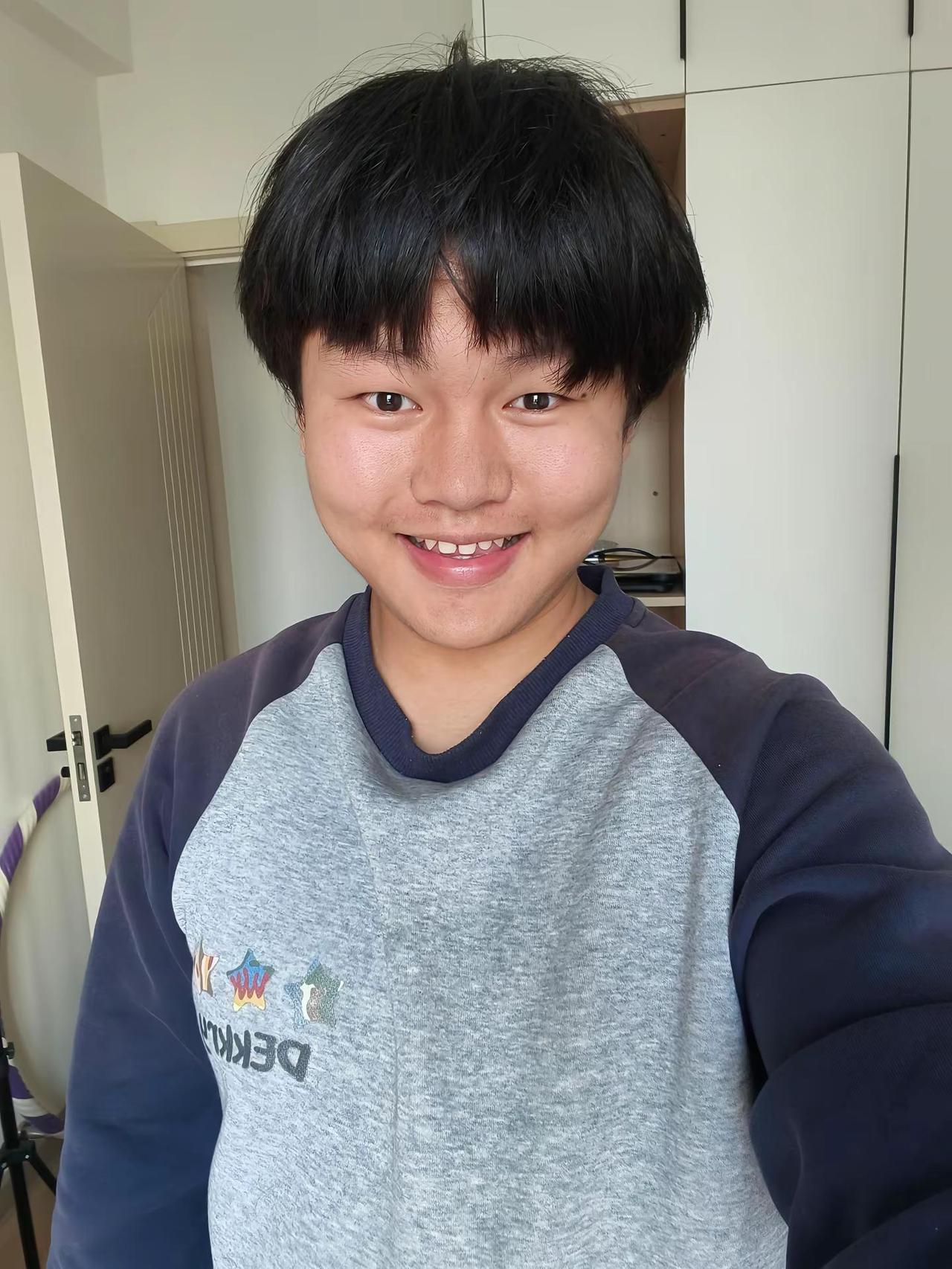 从小就活在小李子的阴影里… 长的像明星 小李子莱昂纳多