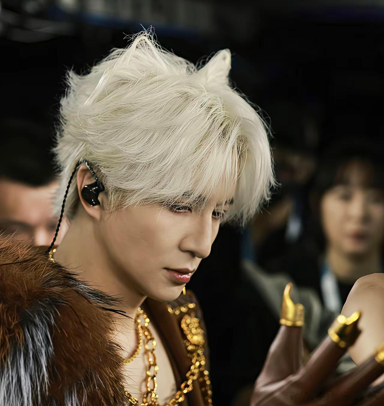 看到薛之谦的头发我只想问一句挺大个明星了，怎么演唱会上做什么造型还决定不了吗？漂