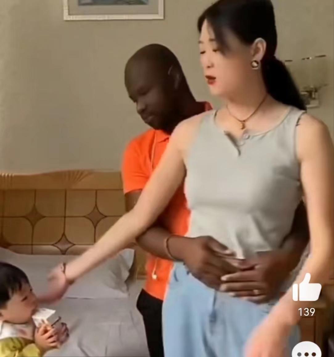 近日，一则关于女性与非裔伴侣热辣视频备受关注，画面中女士对宝宝深情呼唤”我的珍宝