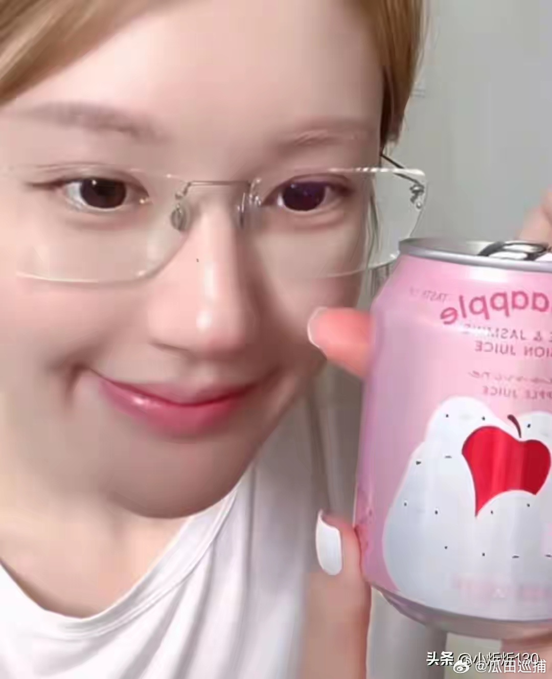 虞书欣喝奶茶的日常片段冲上热搜，随性爱喝奶茶的状态圈粉，网友顺势拿来和赵露思常喝
