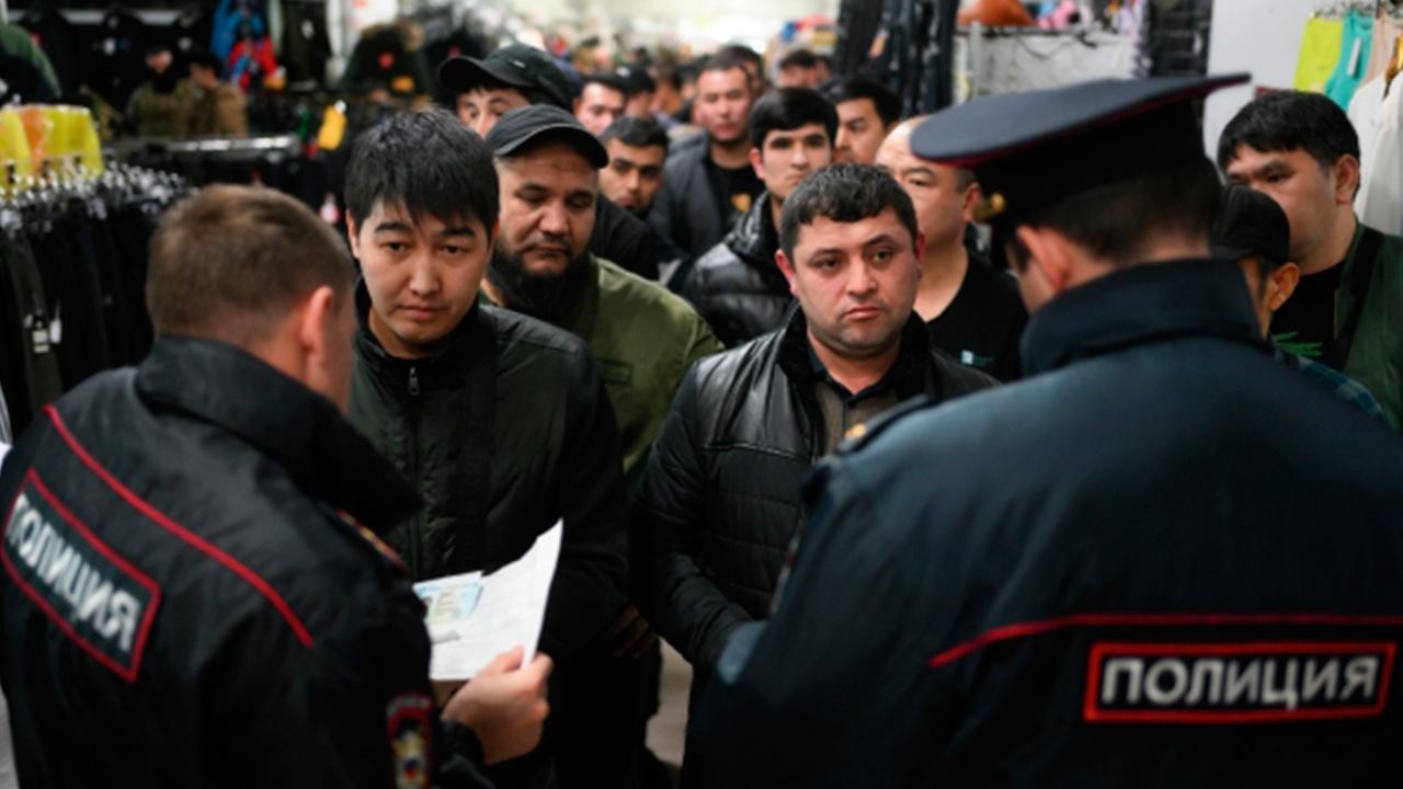 内阁将移民在俄罗斯联邦的临时居留配额减半

俄罗斯政府已批准 2025 年外国人