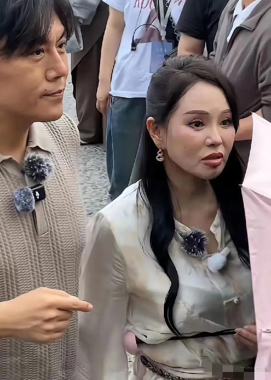 路人镜头下的伊能静，颜值一直都在线，秦昊中年发福了。
男人素颜，女人化妆，一对比