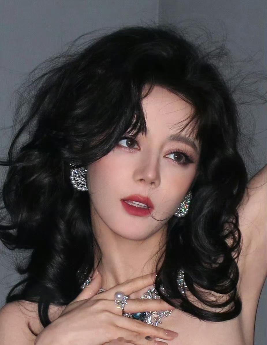 迪丽热巴这张图美爆了，美得不可方物这就是东方美神最直接的具象化，此女是神 