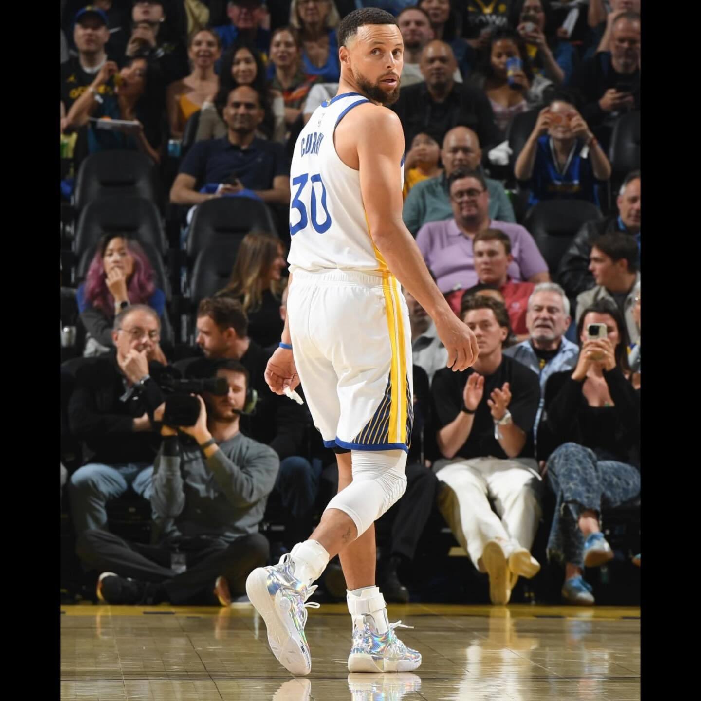 知名NBA记者Shams的消息，李宁和库里签约价格是10年4亿美元。同时库里是拒