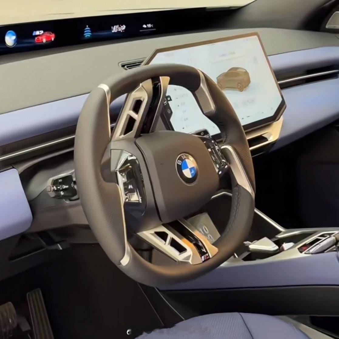 看了新世代宝马的内饰不平庸很喜欢就是这个方向盘四辐造型不难接受主要是中间这个倒梯