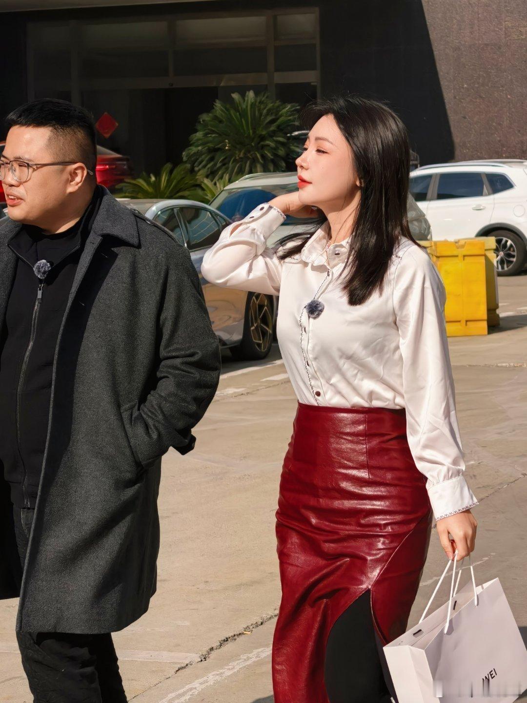 拜访完这位尊界S800 的车友，顺便给他准备了一个小礼物，也是我精心挑选很久的手