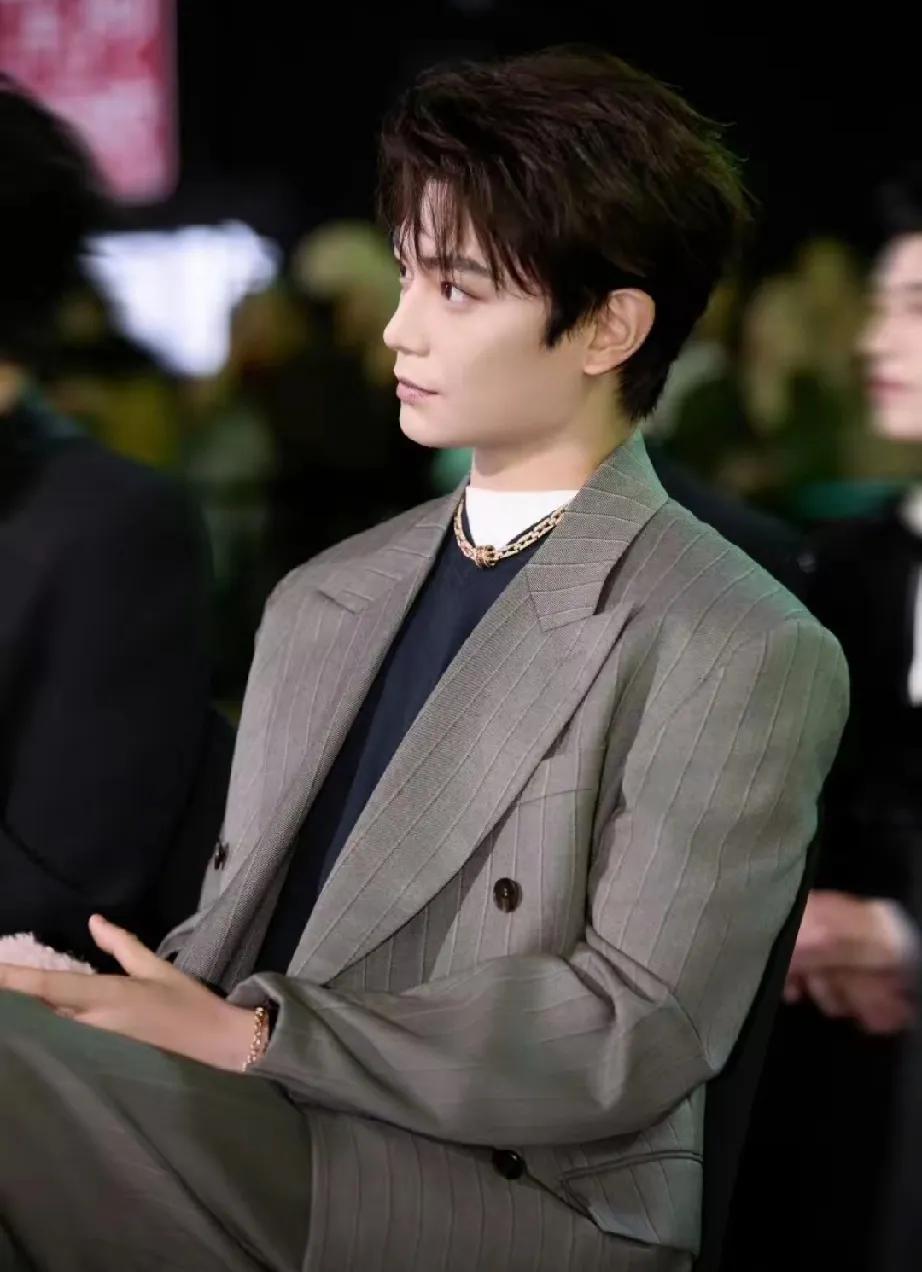 现场，舞台再绚烂，聚光灯再夺目，都比不过丁禹兮的惊鸿一现！他只是静静伫立，却似自