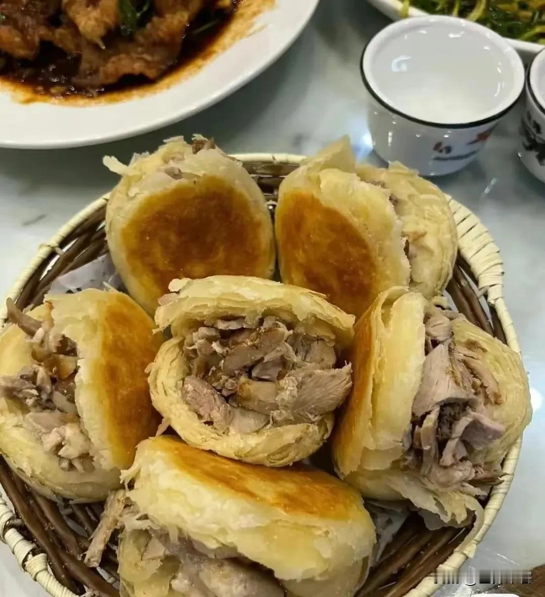 内蒙古各盟市的特色美食，包头的我是真不知道，乌海的我是真不认可，大家来看看：
首