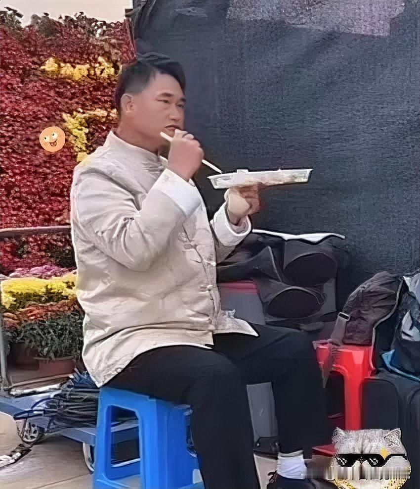 商演结束，主办方一声不吭把他安排在二号桌，旁边全是陌生面孔，大衣哥朱之文一言不发