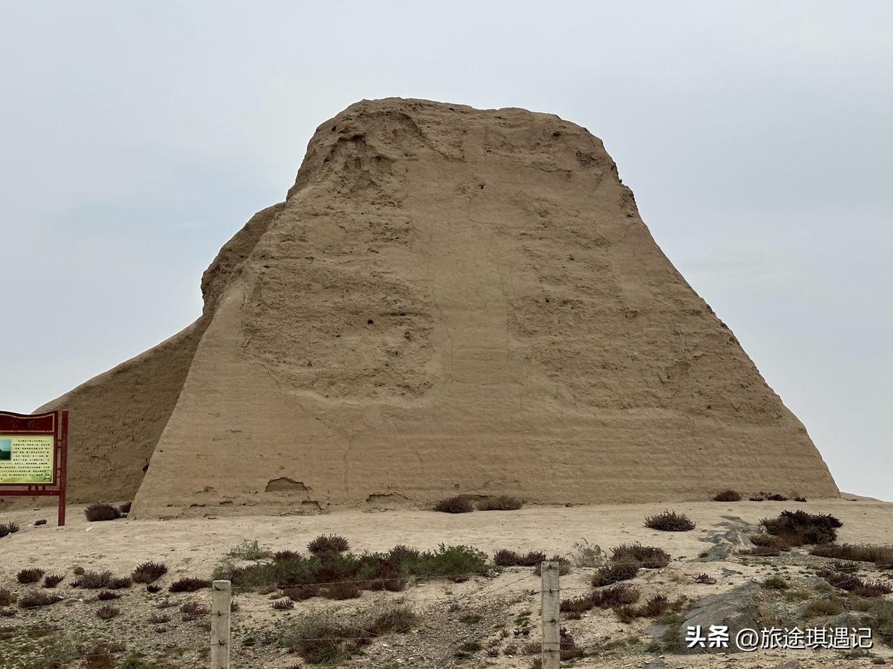 河西走廊段的明长城像一位饱经风霜、默然屹立于天地之间的老兵，它少了几分雕琢与雄伟