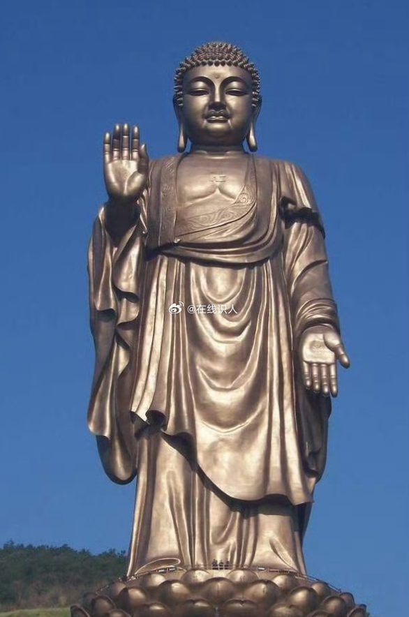 所谓成熟，不是你能用很多大道理去开导别人，而是你能说服自己去理解身边的人和事。 