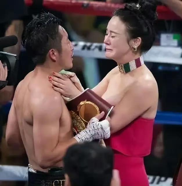 说实话，冉莹颖在擂台上又哭又亲还穿得那么亮眼，确实跟咱们印象里低调的运动员家属不
