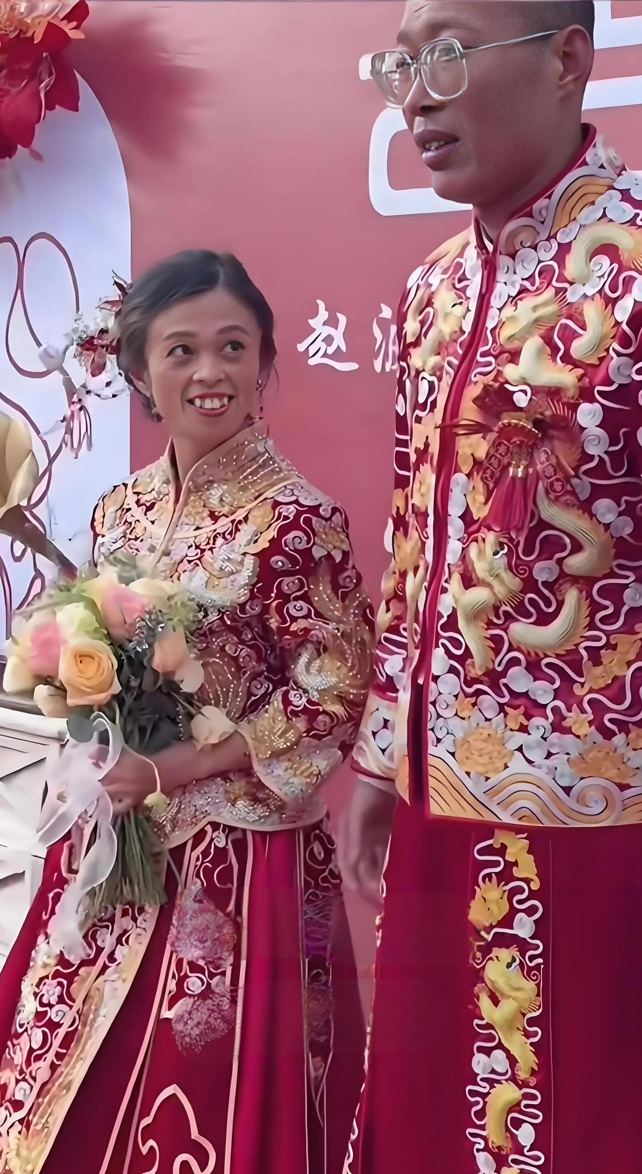 漂亮的新娘娶到家了，从新娘的眼神就知道，她一定是遇到了真爱！