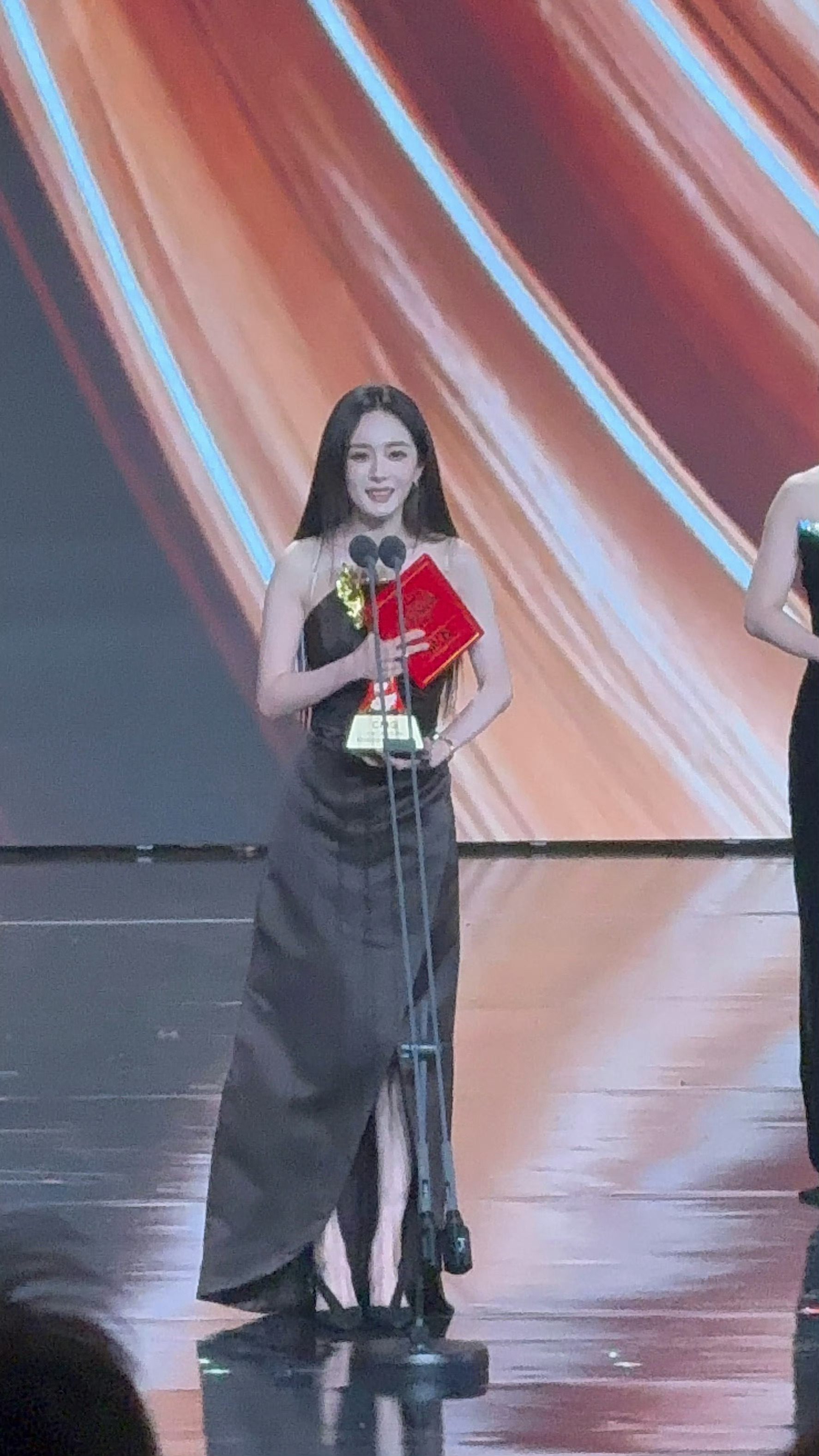 恭喜幂幂拿下第四届中国电视剧年度盛典年度女演员和总台视后！ 实至名归我们宁绣绣杨