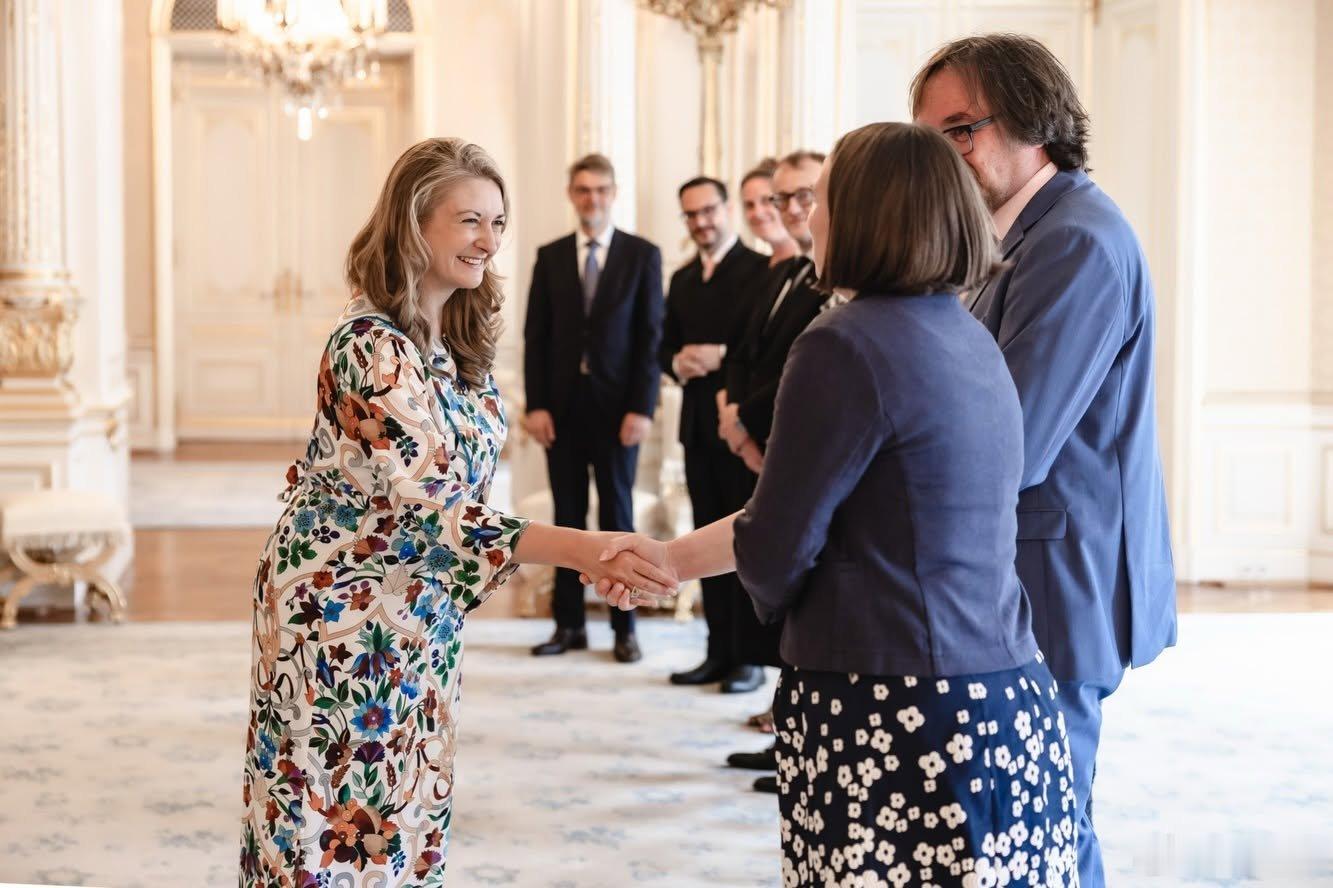 卢森堡王室 🇱🇺6月16日，大公夫人斯蒂芬妮接见欧洲国家图书馆馆长会议代表团