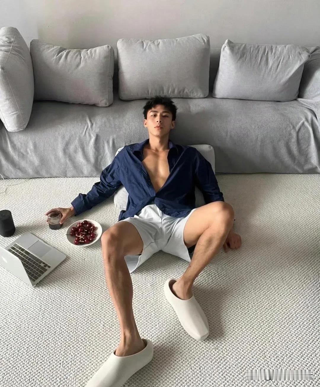 清风吹面过，闲坐看猫眠。