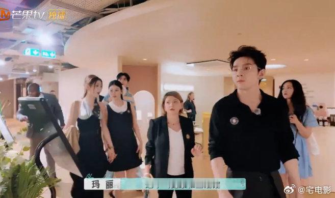 李佳琦[超话]李佳琦会推荐国货品牌入驻老佛爷  李佳琦在老佛爷国货区比谁都操心，