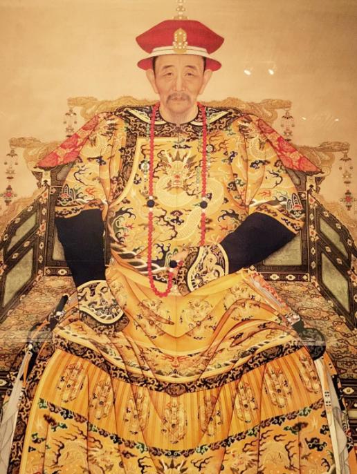 1688年，75岁的孝庄病逝，一手带大的孙子康熙，伏在她身上嚎啕大哭，哭得上气不