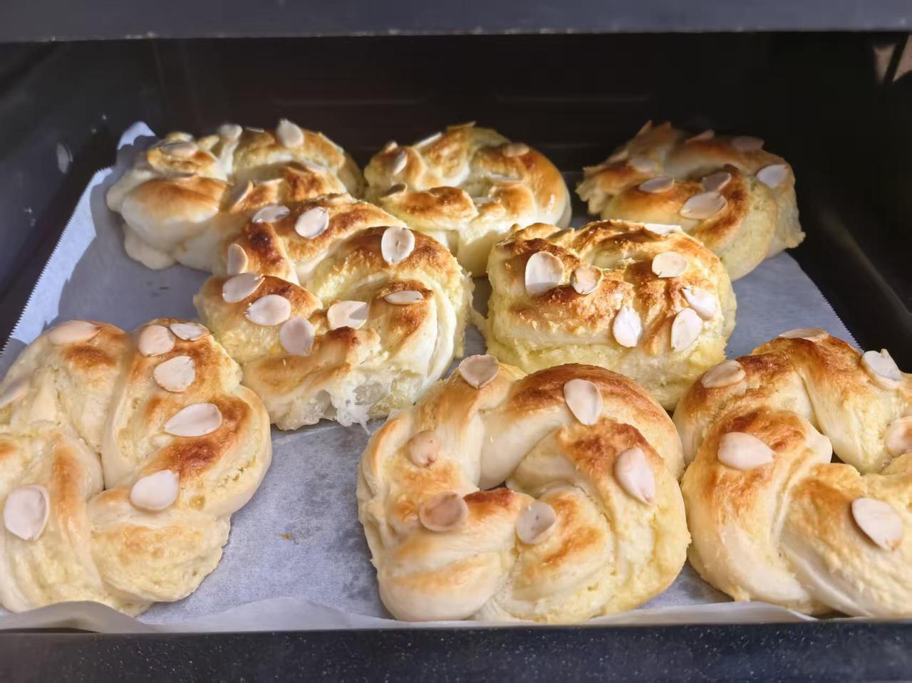 早餐吃的椰蓉面包还真不错！
分享一下椰蓉面包的做法：
用面粉300克，加一个鸡蛋