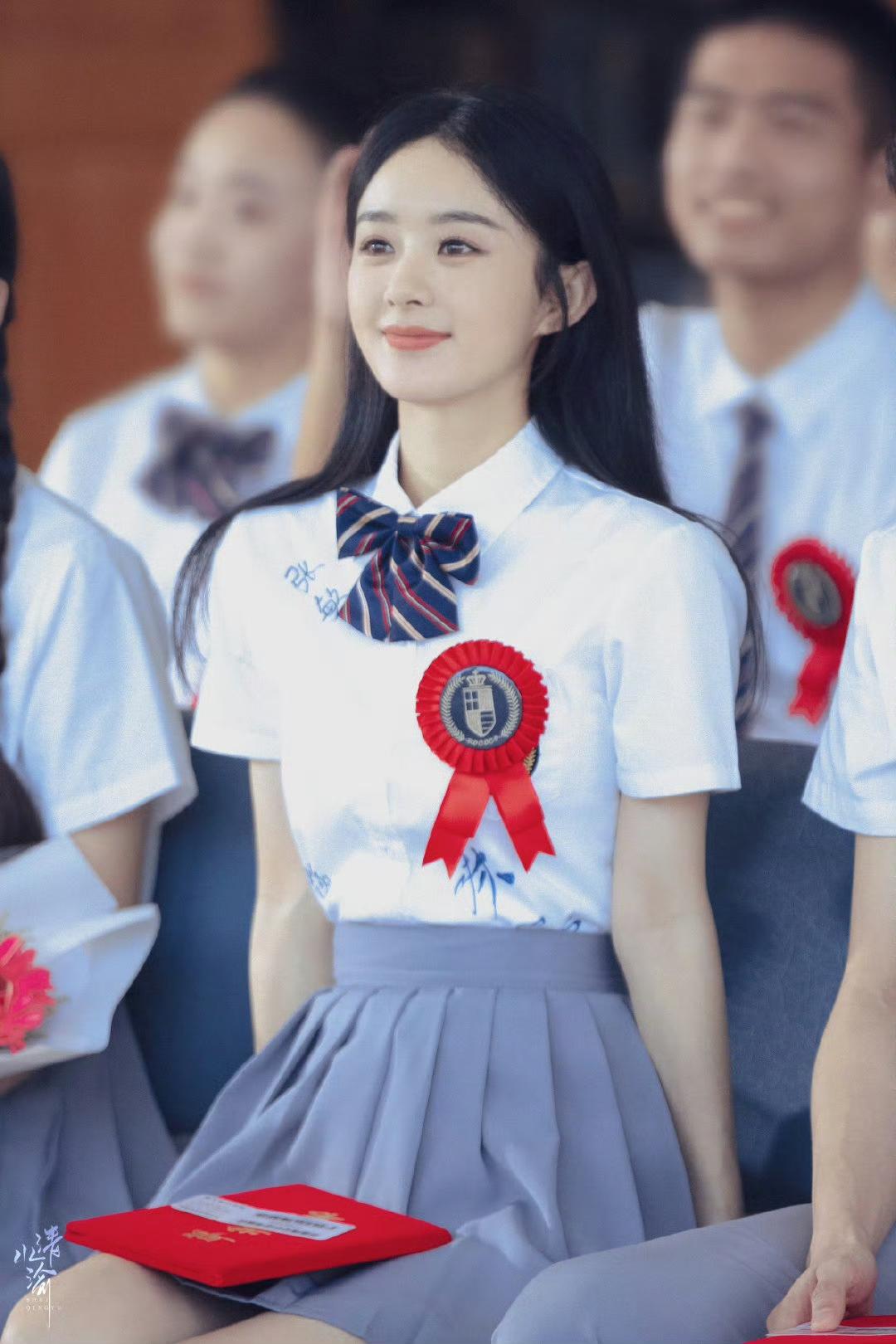 谁能拒绝赵丽颖的校服造型！一身JK制服干净又温柔，长发配上阳光氛围感拉满，妥妥从