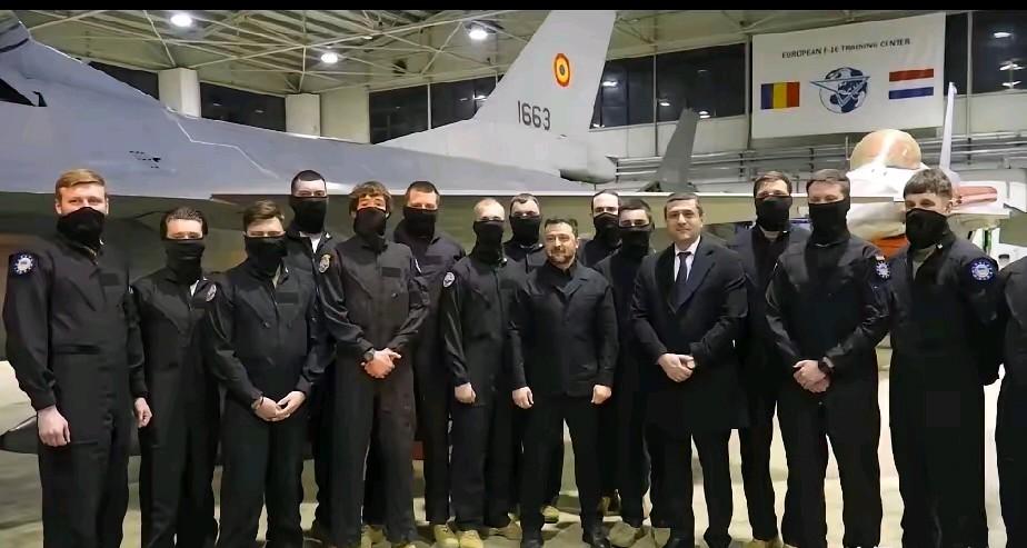 当地时间3月13日，乌克兰总统泽连斯基在参观罗马尼亚F - 16飞行员欧洲训练中