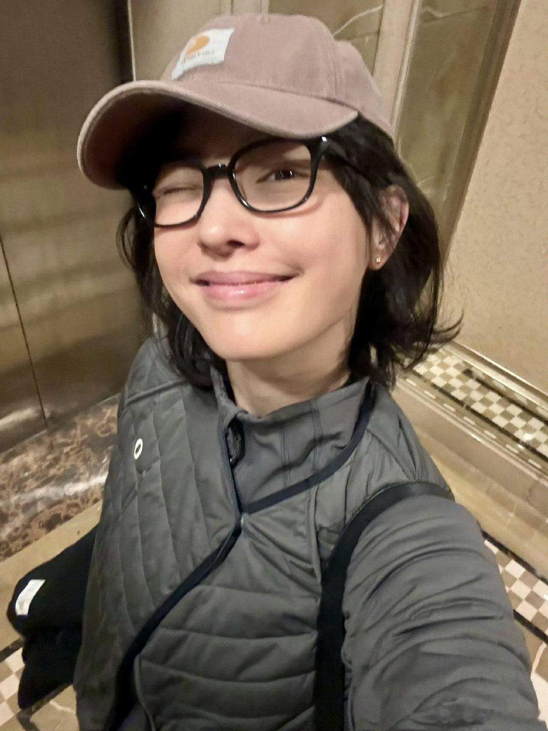 白百何素颜肤色偶尔熬夜后的素颜肤色会微微暗沉，反而更贴近普通人，真实不做作 