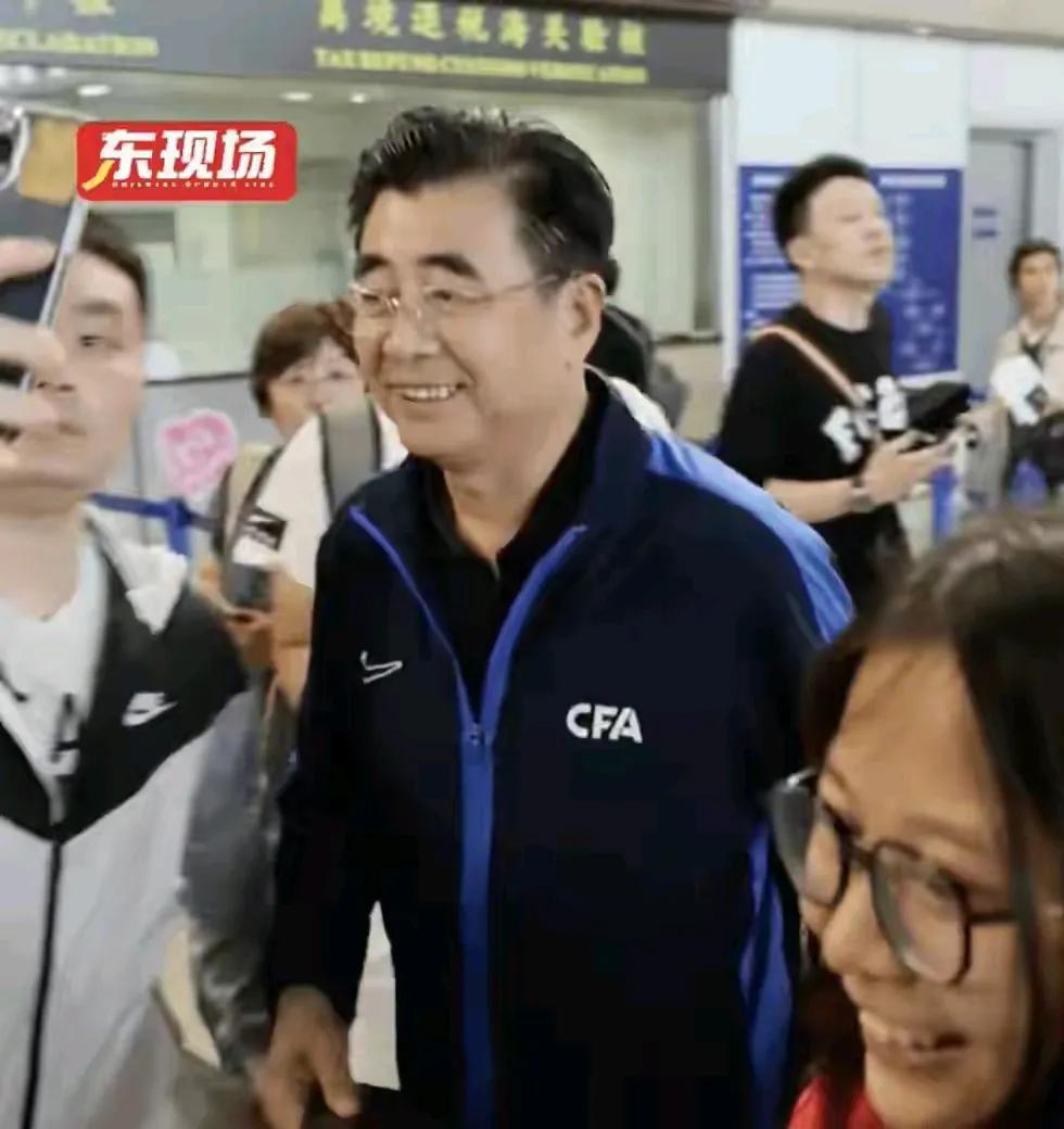 国足再出发，已于昨晚飞抵印尼，备战6月5日的比赛，足协主席宋凯全程跟随督战，可见