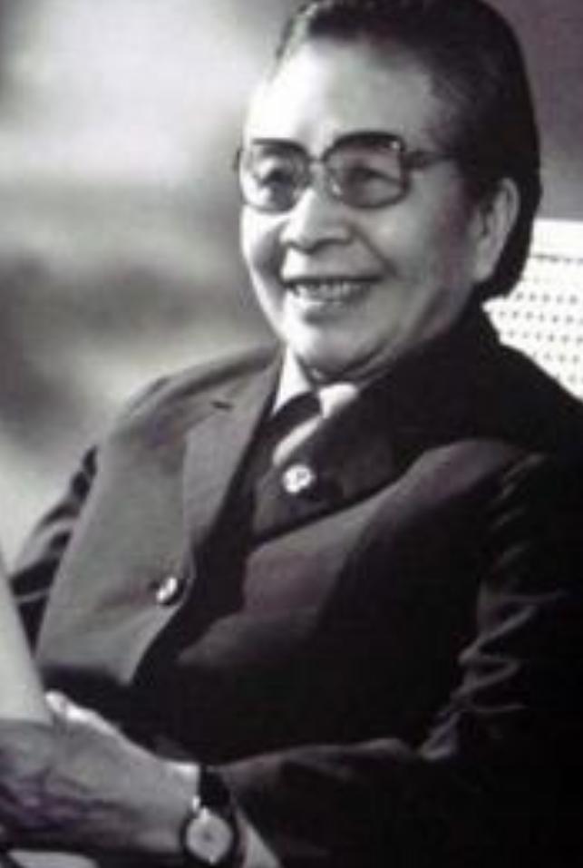邓六金，作为闽西苏区走出的女红军战士，历经风雨，走过长征的艰难岁月，她的故事无疑
