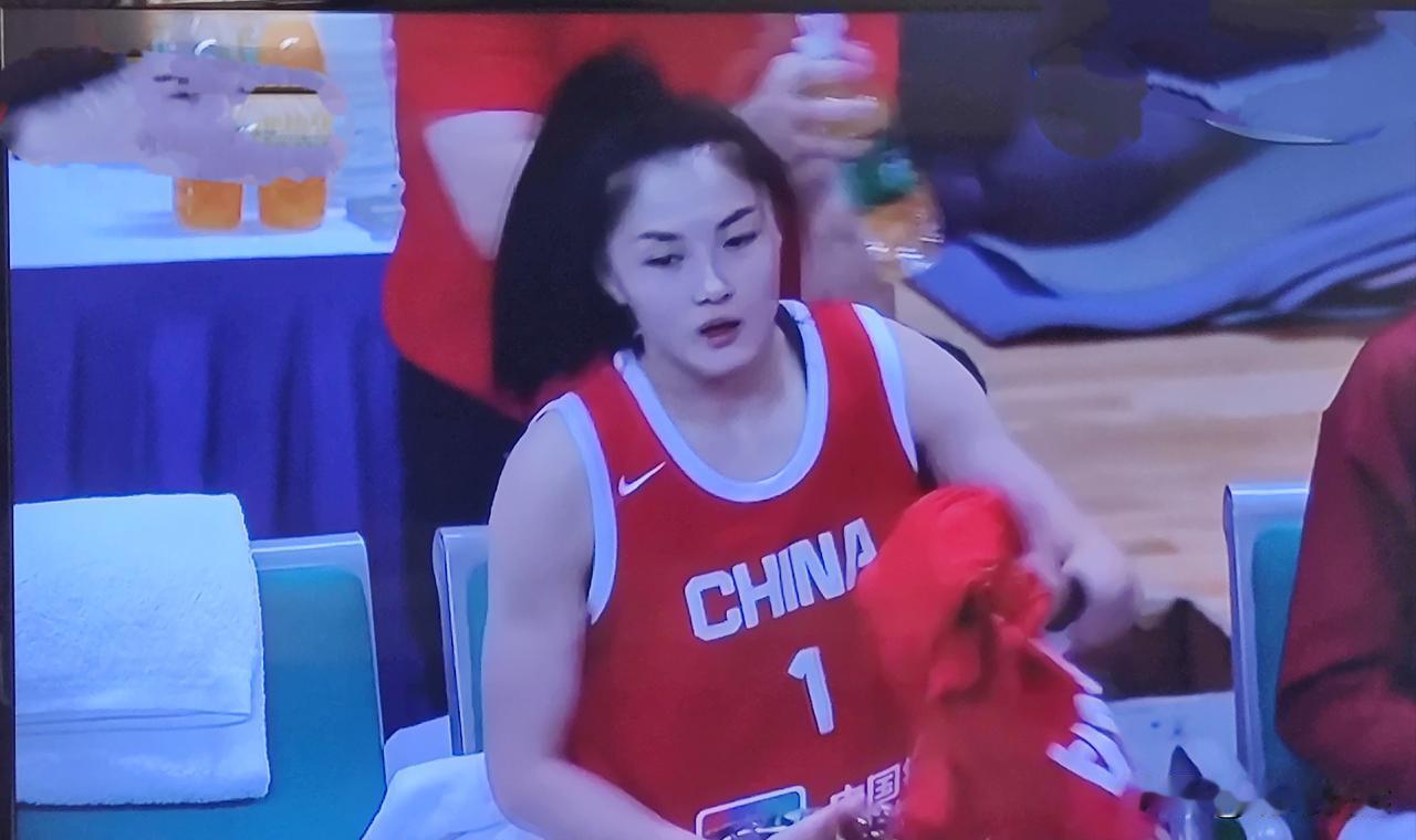 张曼曼今年29岁，在这个年龄能进国家队为国效力，这对于她来说是迟来的幸福，也是她