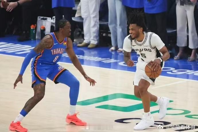 帕森斯说谈卡斯尔的季后赛失误表现前NBA球员钱德勒·帕森斯、路易斯·威廉姆斯在《