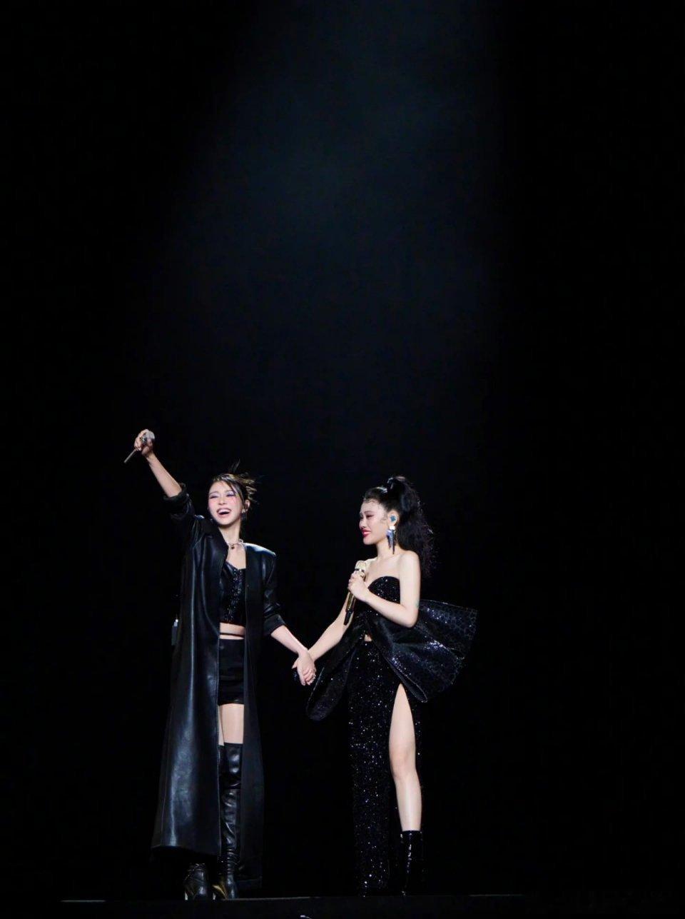 怎么回事，薛凯琪袁娅维亲了，家人们她俩是很好的朋友吗 ​​​