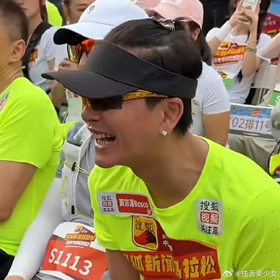 黄宗泽比黄晓明还会饭撒搜狐新闻马拉松香港站，黄宗泽模仿黄晓明饭撒，从手足无措到温