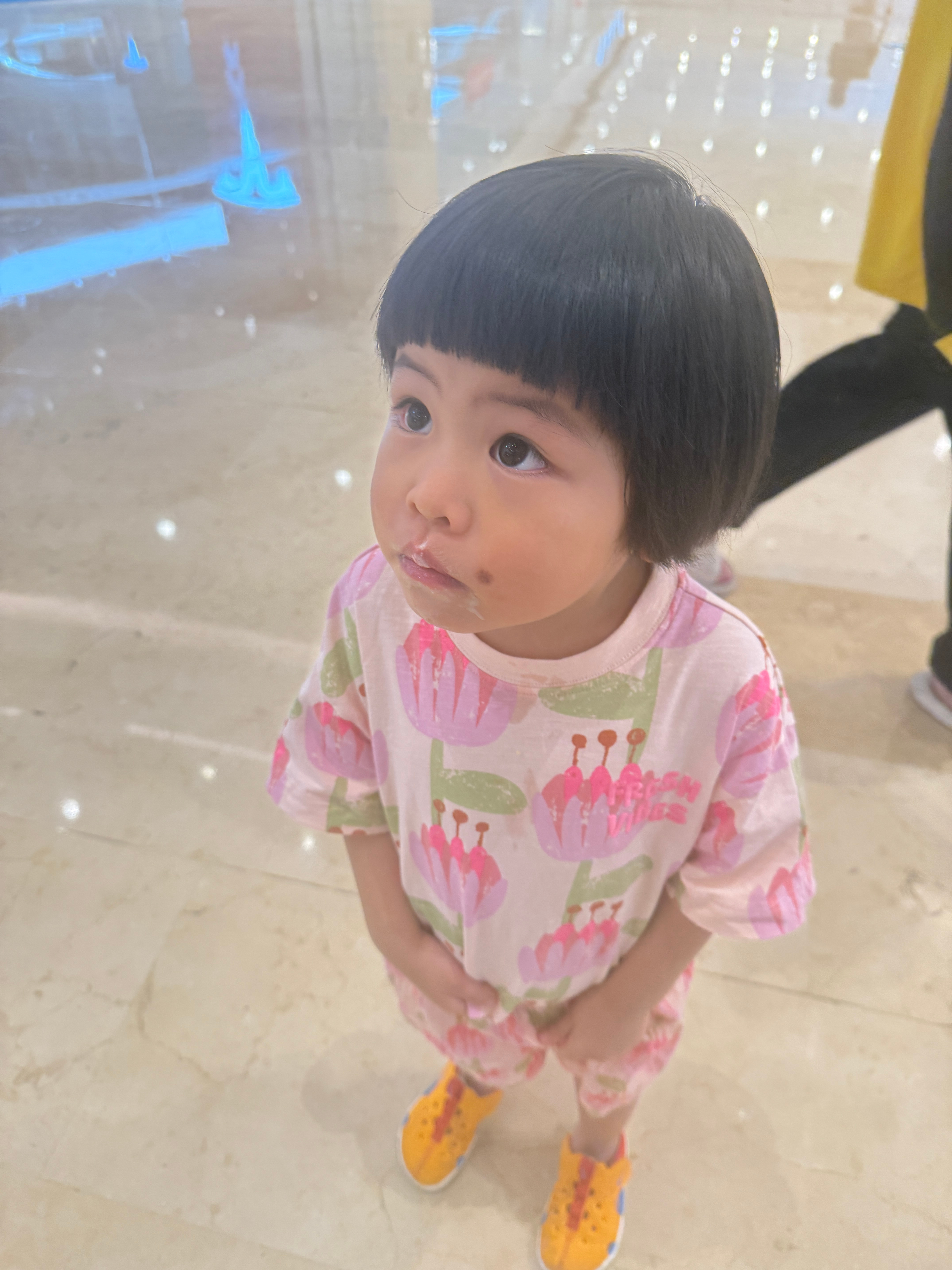 旅蛙上厕所去了，我带着球球逛超市经过冰淇凌球宝趴在柜台上往里看，可怜巴巴的我说球