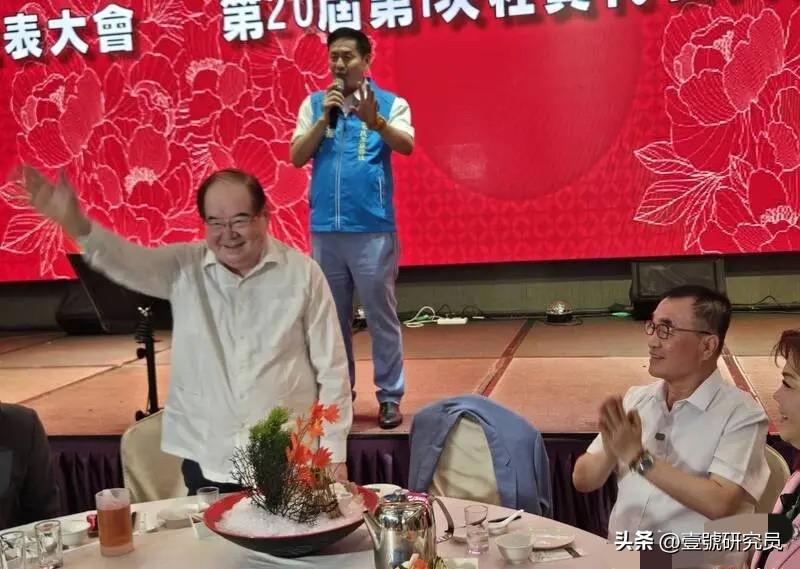 国民党新北市长参选人李四川今（13日）出席新北市民众服务社员大会，进场时受到大批