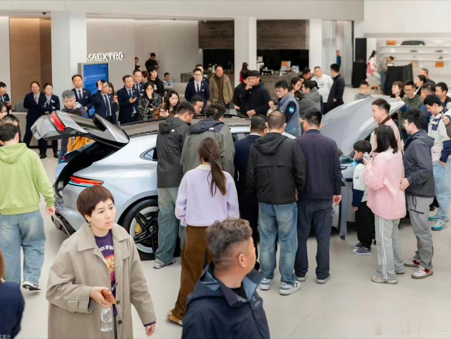 尚界Z7引爆线下看车潮这届消费者把门店逛成车展这届消费者也太疯狂了吧！尚界Z7、