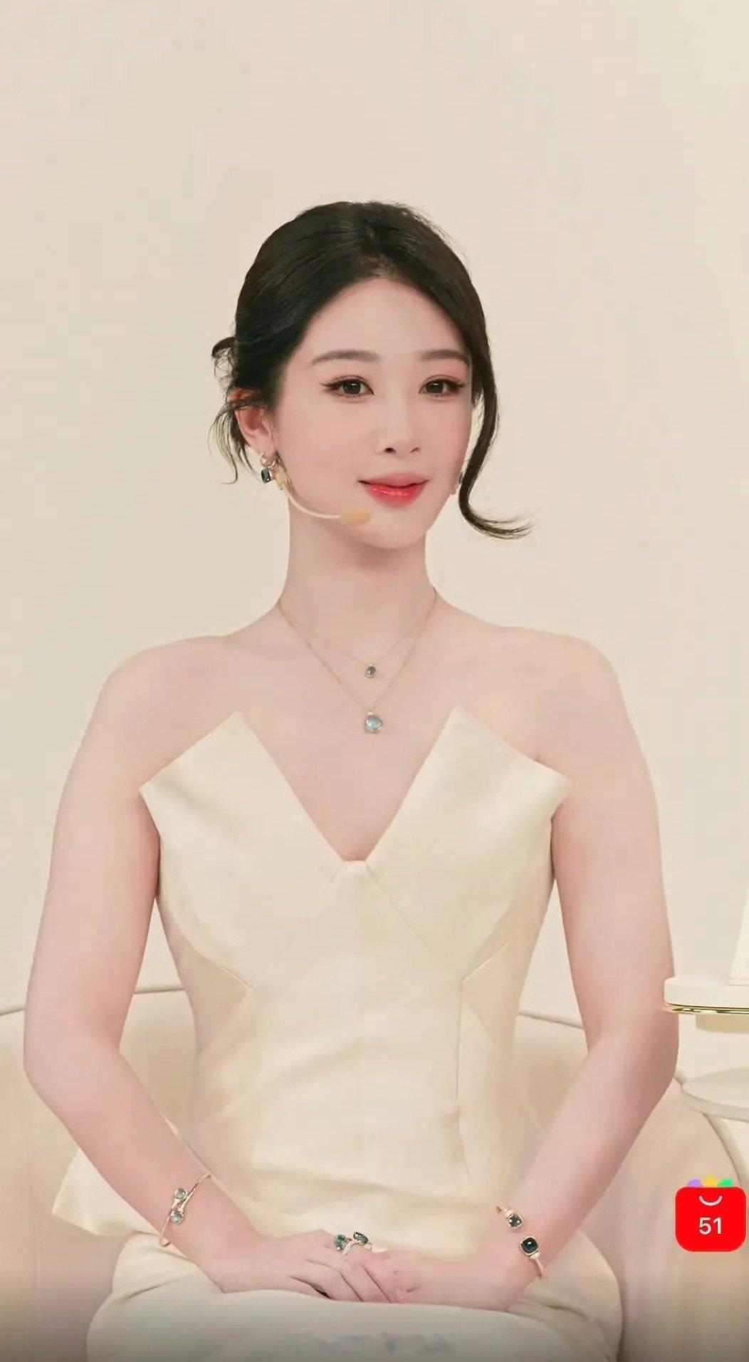 紫妹今天状态还挺好的，红气养人，她蛮适合浅色系服饰的，看起来温润又大气