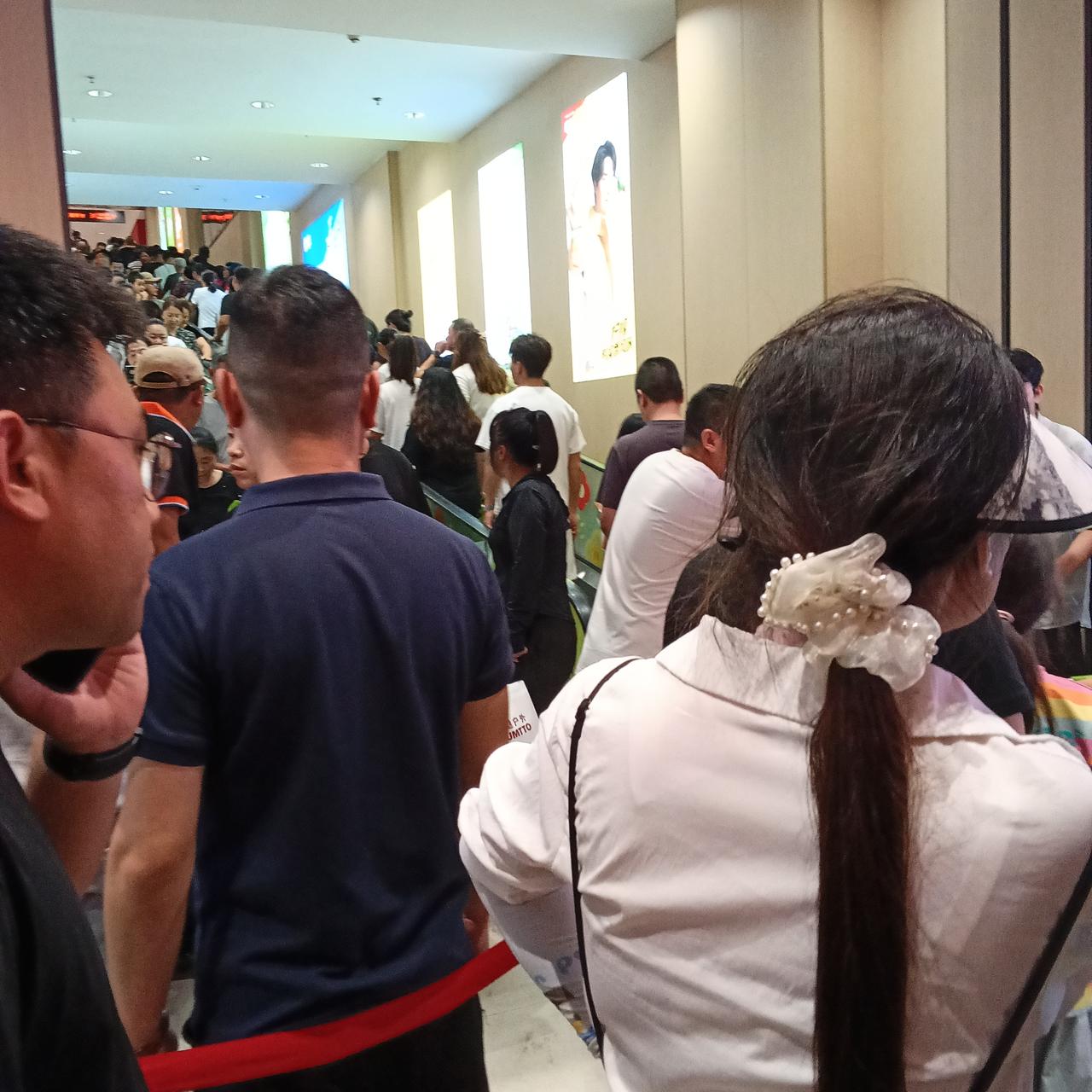 超市开业人山人海
小县城难得热闹一次

我们县城有一个最大的商场其中的超市不知什