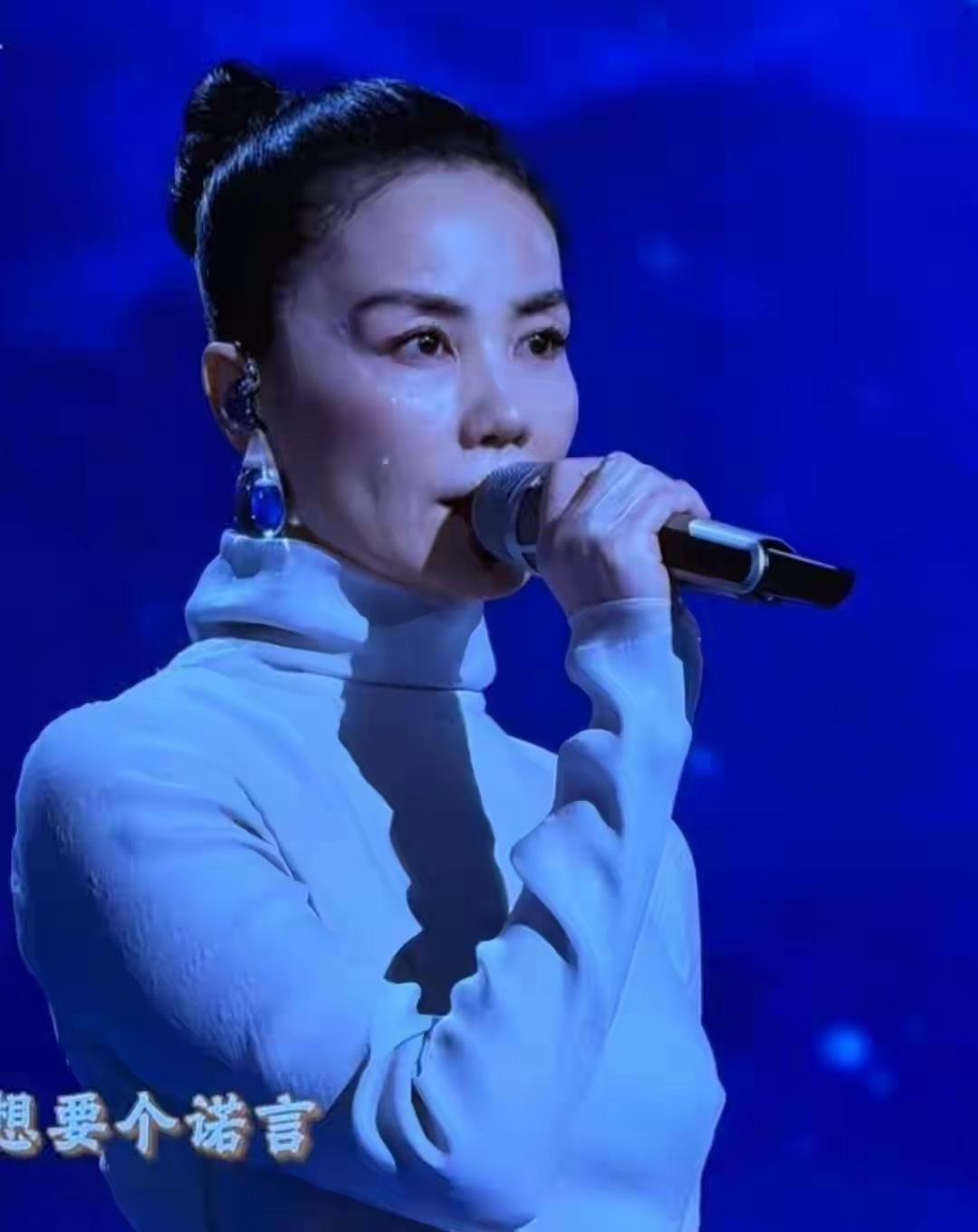 心酸，57岁的王菲六登春晚，唱功失准，只能靠眉毛和耳环上热搜。
江山代有才人出，