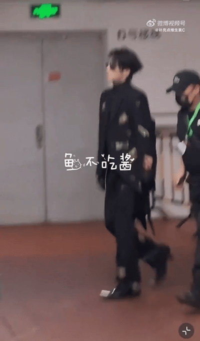 严浩翔这几步完全daddy级别迷鼠谁了我不说[污]到底还是走出了成熟的大佬步伐哈