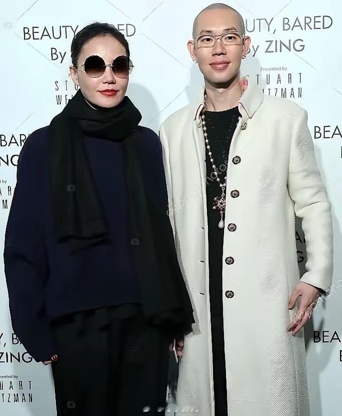 这就是王菲的御用化妆师，是不是面相极好，有种佛相缘，　　而且人家还是，华人化妆师