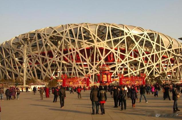 2008年，鸟巢建成耗费35亿，其后每年维护费高达8000万，虽然多次承办各类活