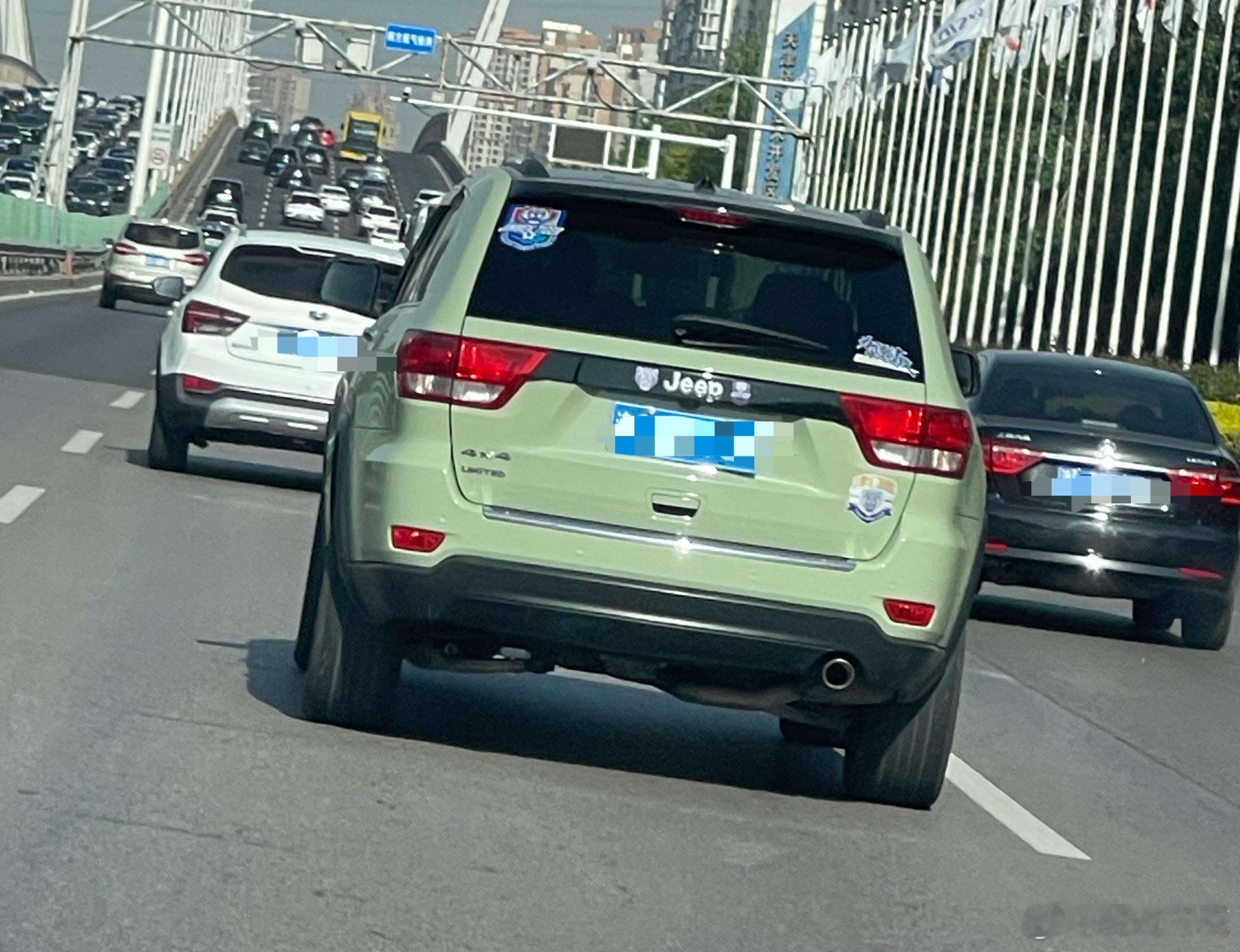 哈哈哈，路上看见这车贴一整，还是挺帅的。开车的大哥也挺帅的