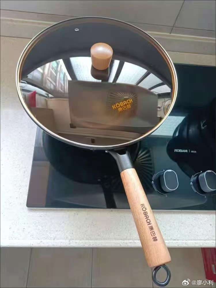 一口锅救了一整栋楼在现代厨房中，炒锅是不可或缺的烹饪工具。它不仅适用于炒菜，还能