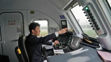 炸裂！衡水95后火车司机晒家底：全款148平+年薪12万+铁路双职工家庭，竟被说