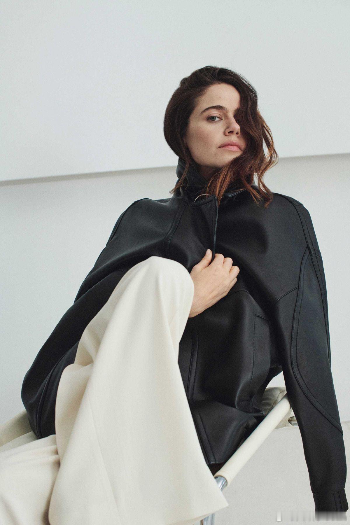 Molly gordon莫丽戈登为服装品牌Theory 2026年春季系列新拍摄