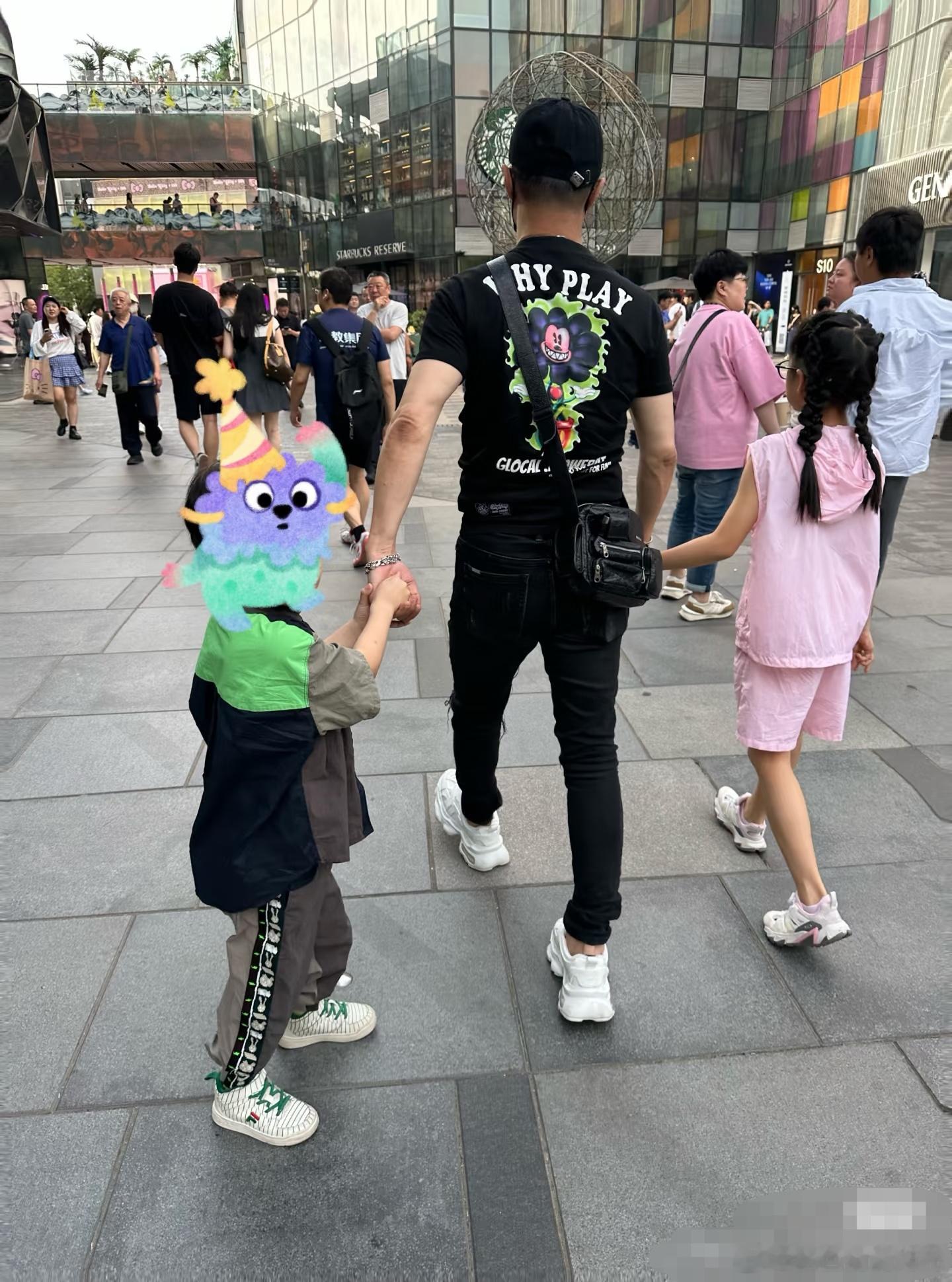 偶遇汪峰带孩子逛三里屯三里屯偶遇汪峰带孩子逛街 有网友今天下午在三里屯偶遇汪峰带
